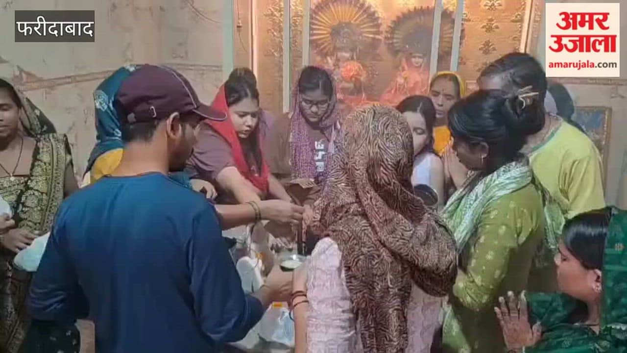 Devotees of Lord Shiva arrived at the temple to offer water on the second Monday of the month of Sawan