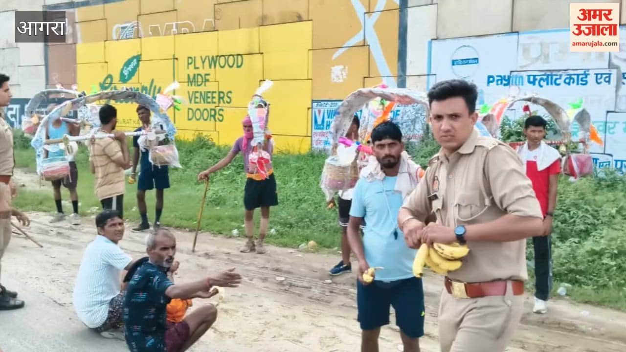 Khaki performed the duty of security, policemen were also engaged in serving the Kanwariyas.