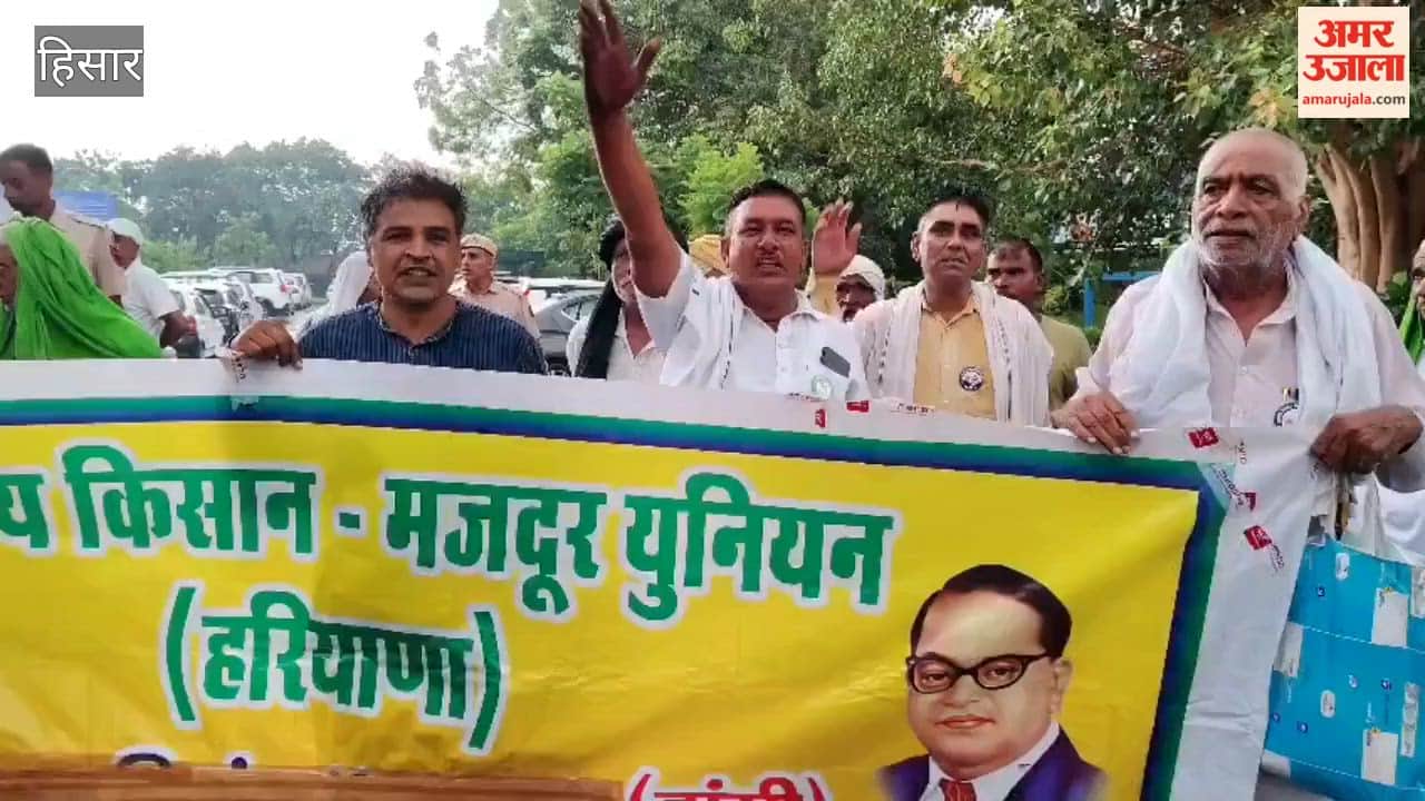 Farmers protest against the trade deal at the Hansi Mini-Secretariat; they have arrived to court arrest.