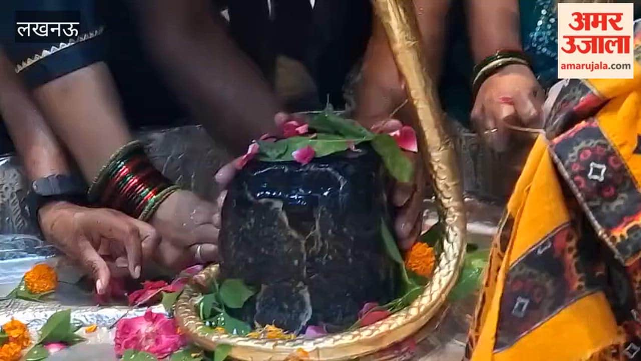 लखनऊ में सावन के दूसरे सोमवार को चौक कोनेश्वर मंदिर में जलाभिषेक को उमड़े भक्त