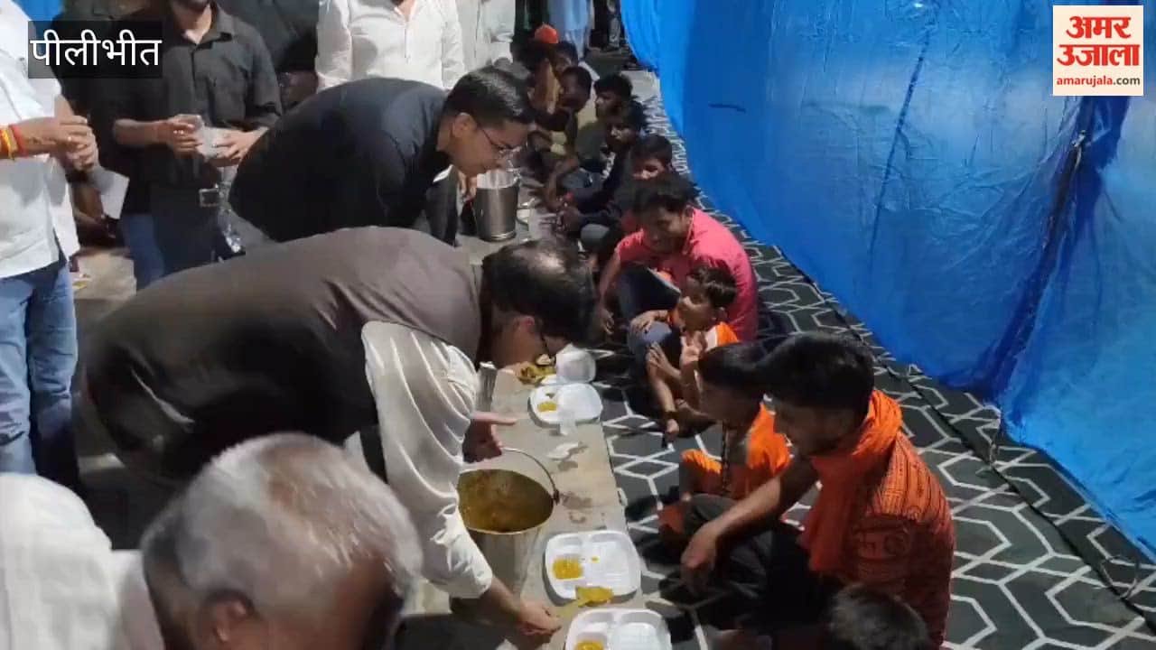 DM and SP inspected Kanwar camps and served food to the Kanwariyas