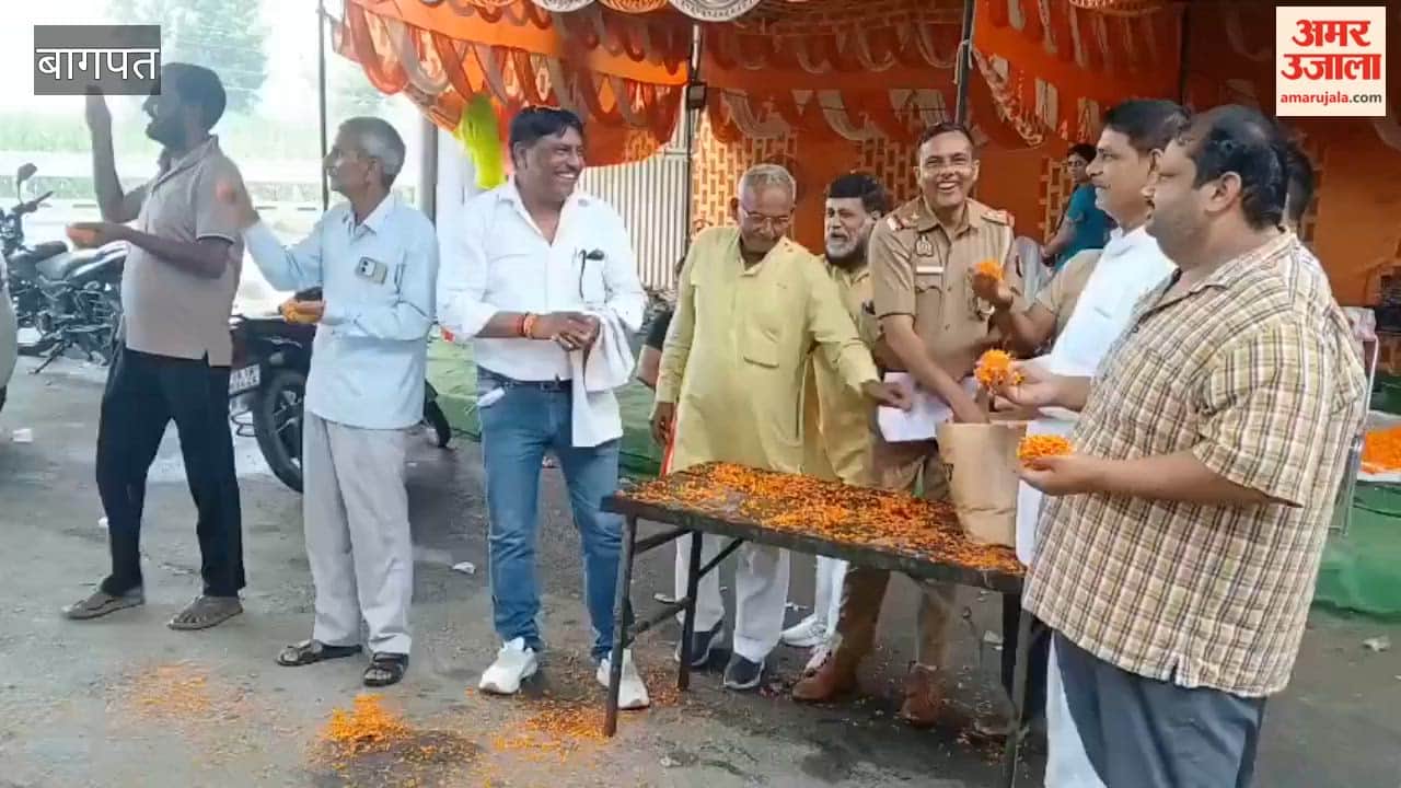 Baghpat: Police and Villagers Shower Flowers on Kanwariyas, Distribute Fruits and Water