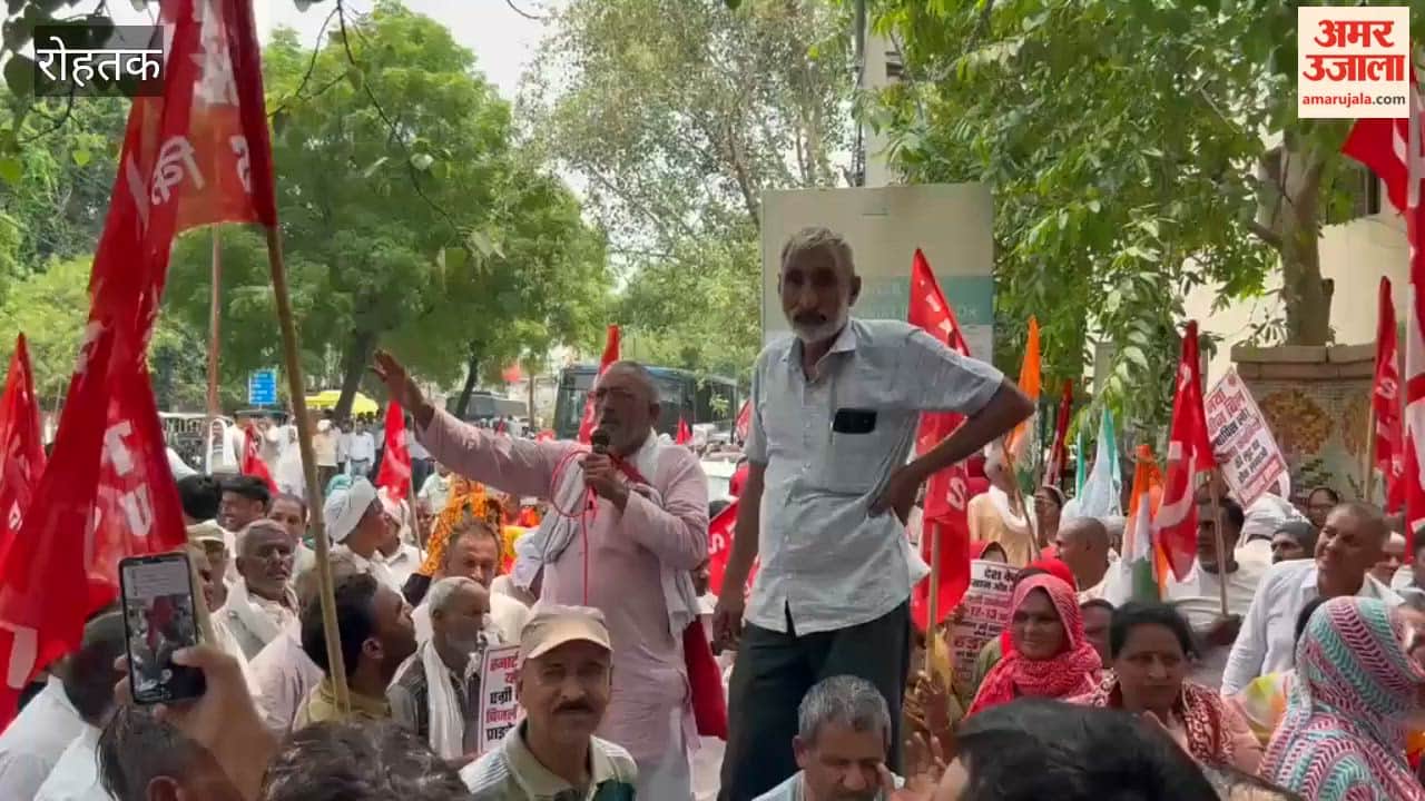 In Rohtak, the Kisan Morcha and trade unions staged a protest against the government and courted arrest