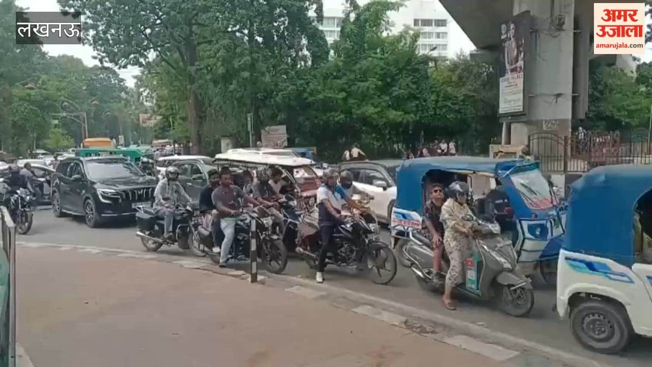 लखनऊ में परिवर्तन चौक से हनुमान सेतु की तरफ से जाने वाले रास्ते पर जाम की स्थिति