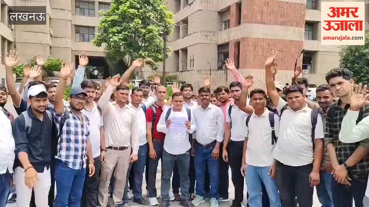 लखनऊ में पशुधन प्रसार डिप्लोमा धारक अभ्यर्थियों ने प्रदर्शन किया