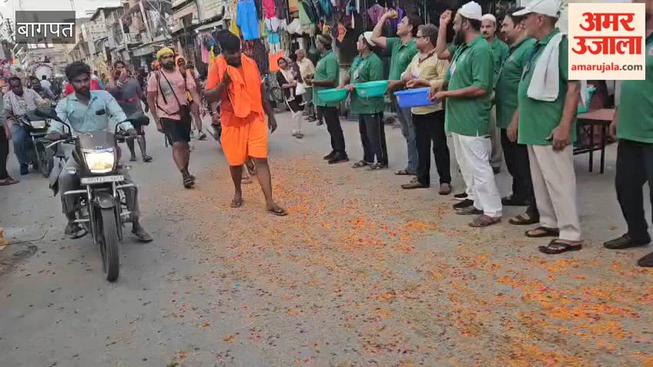 Baghpat: Muslim Community Welcomes Kanwariyas With Flower Shower, Spreads Message of Harmony
