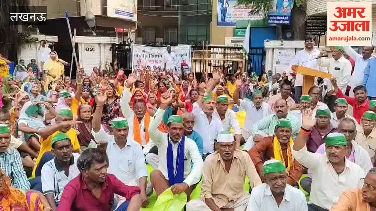 लखनऊ में एलडीए कार्यालय के बाहर धरने पर बैठे भाकियू अवध के कार्यकर्ता