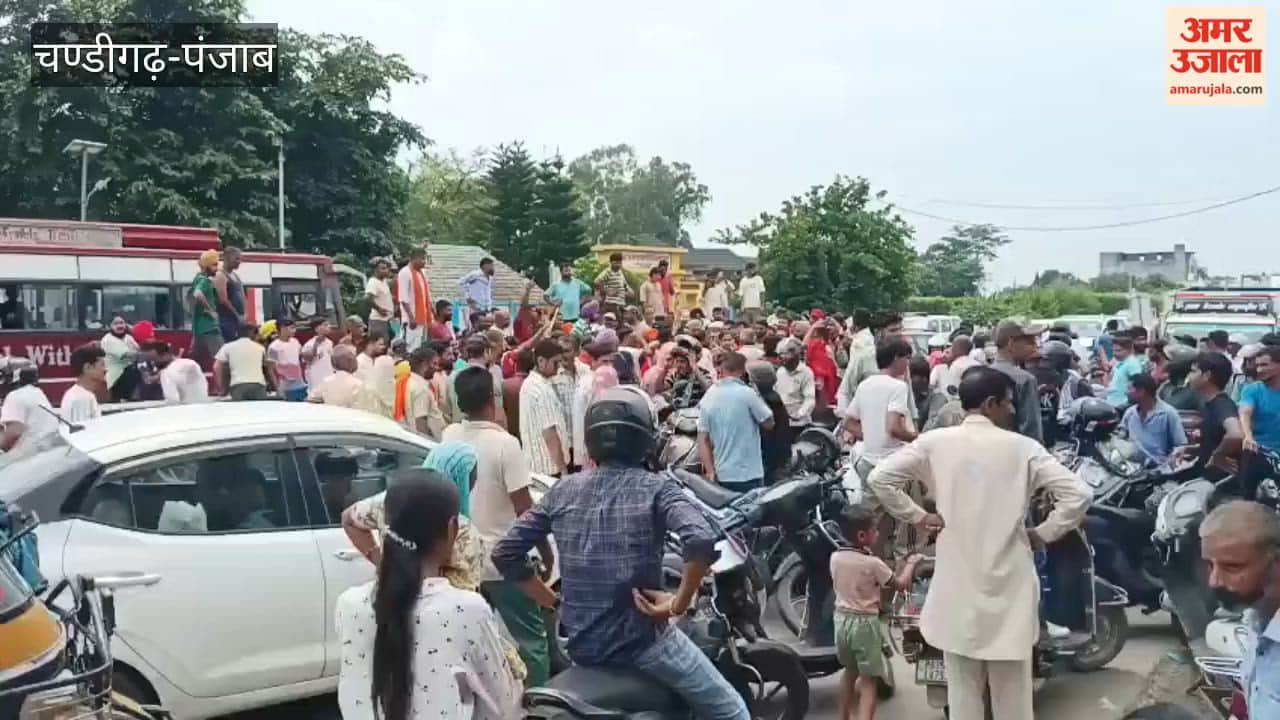 Villagers blocked the road in Pathankot due to a power supply outage