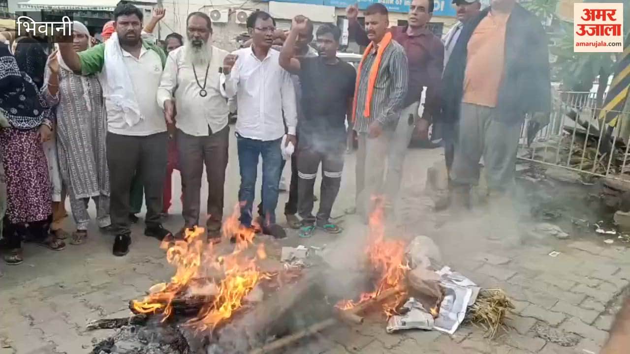 Striking sanitation workers burned an effigy of Minister Vipul Goel at Ghantaghar.