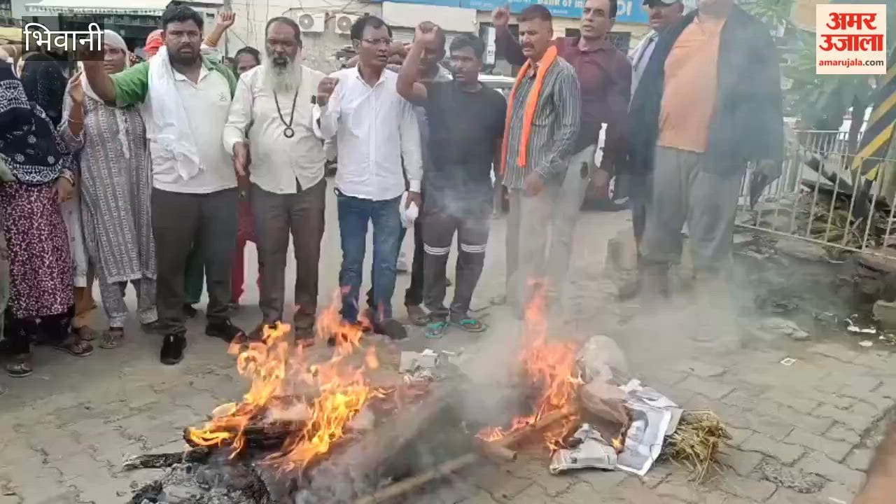 Striking sanitation workers burned an effigy of Minister Vipul Goel at Ghantaghar.