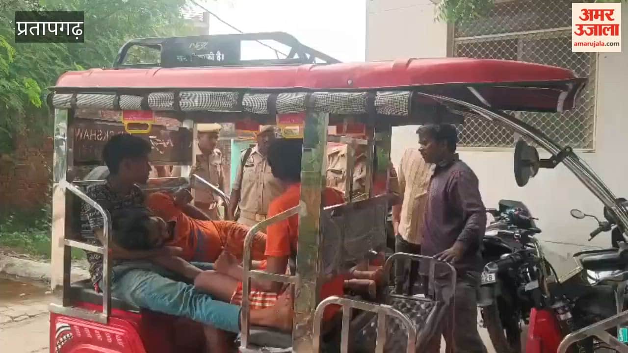 Pickup truck carrying Kanwariyas overturns in Pratapgarh; 12 injured, three referred to another hospital.