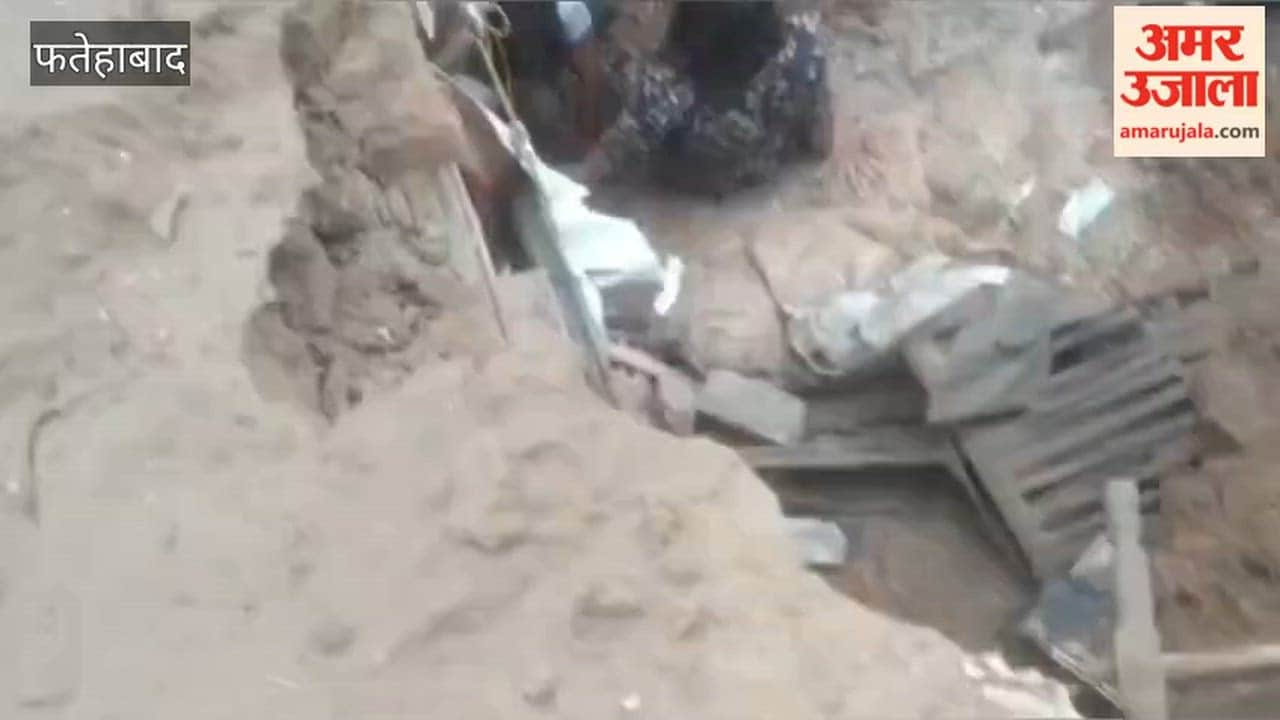 Fatehabad: House roof collapses due to rain; mother and daughter trapped in debris, mother injured.