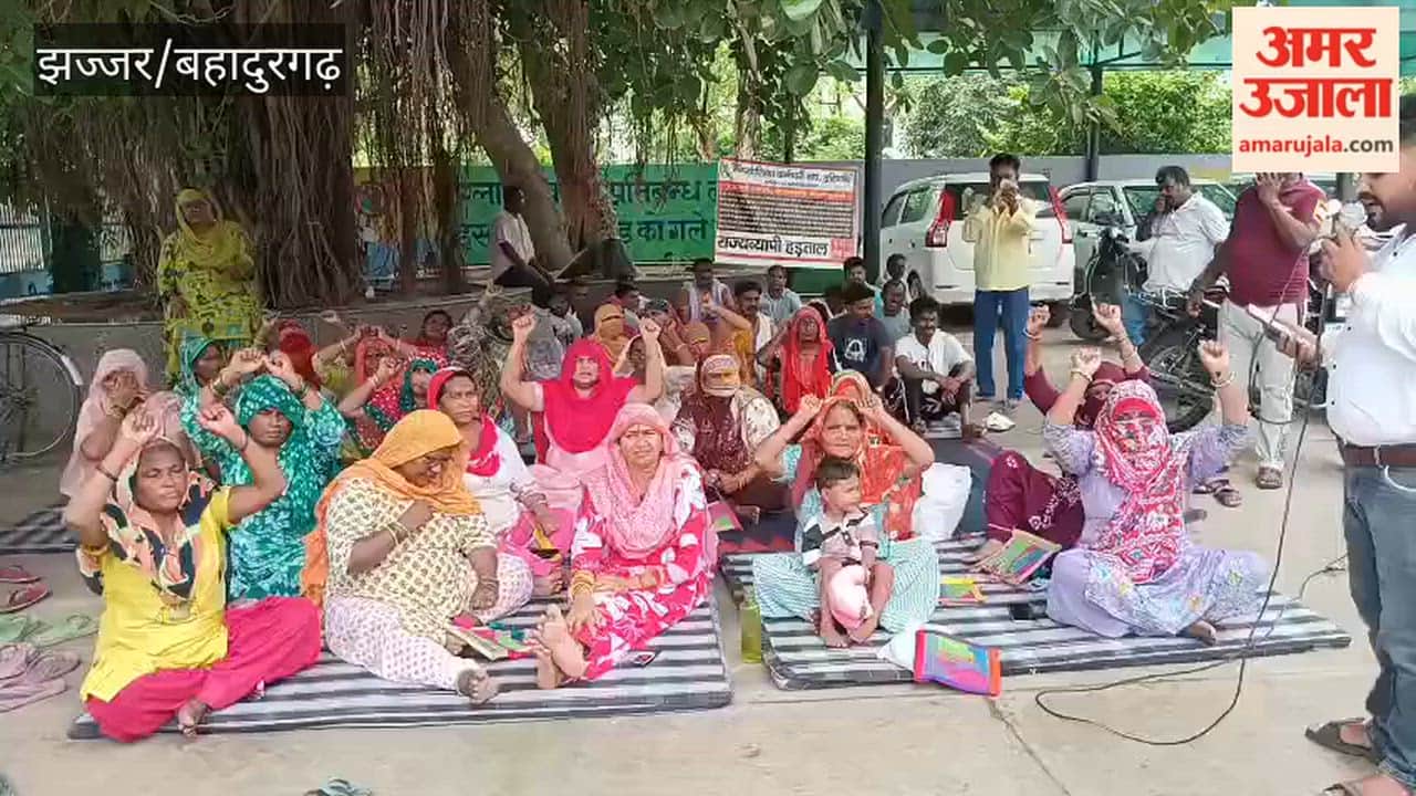 Jhajjar: No sanitation work for the fifth consecutive day; employees' sit-in and protest continue—protest held at the Municipal Council office premises.