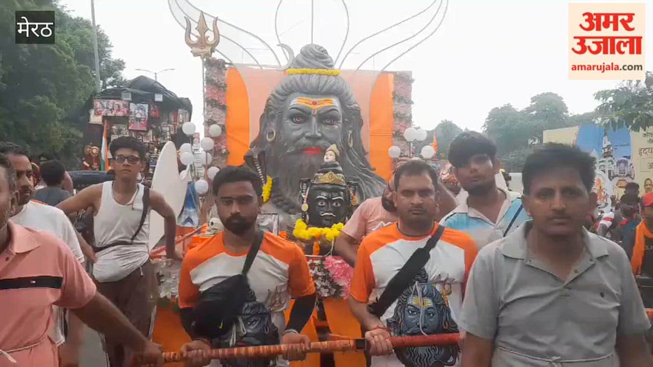 Meerut: Kanwariyas are rapidly moving towards the Shiva temples; they will perform *Jalabhishek* in the morning.