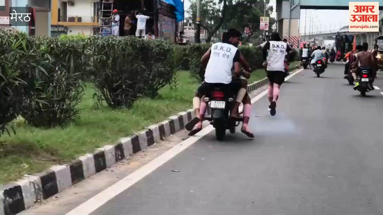 Meerut: 'Dak Kanwariyas' dominate the highway, heading towards Shiva temples.