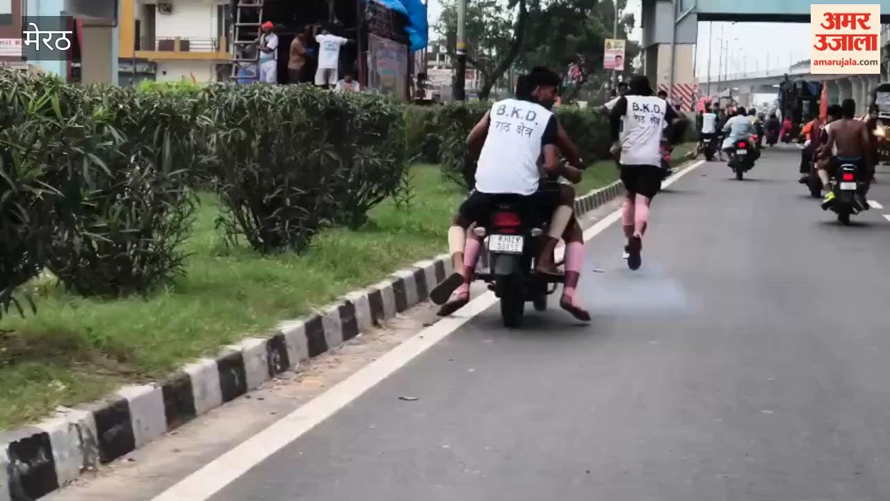 Meerut: 'Dak Kanwariyas' dominate the highway, heading towards Shiva temples.