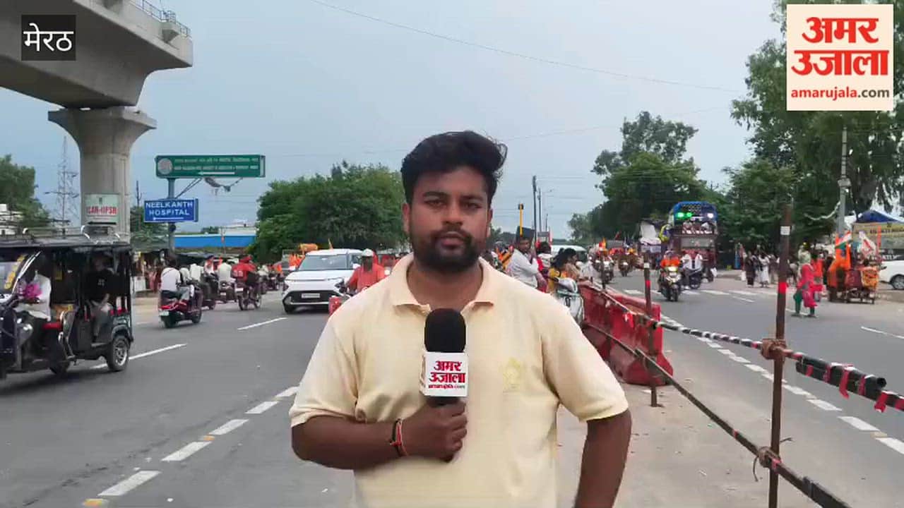 Meerut: 'Dak Kanwar' dominates the highway; devotees of Shiva head towards temples, making way for one another.