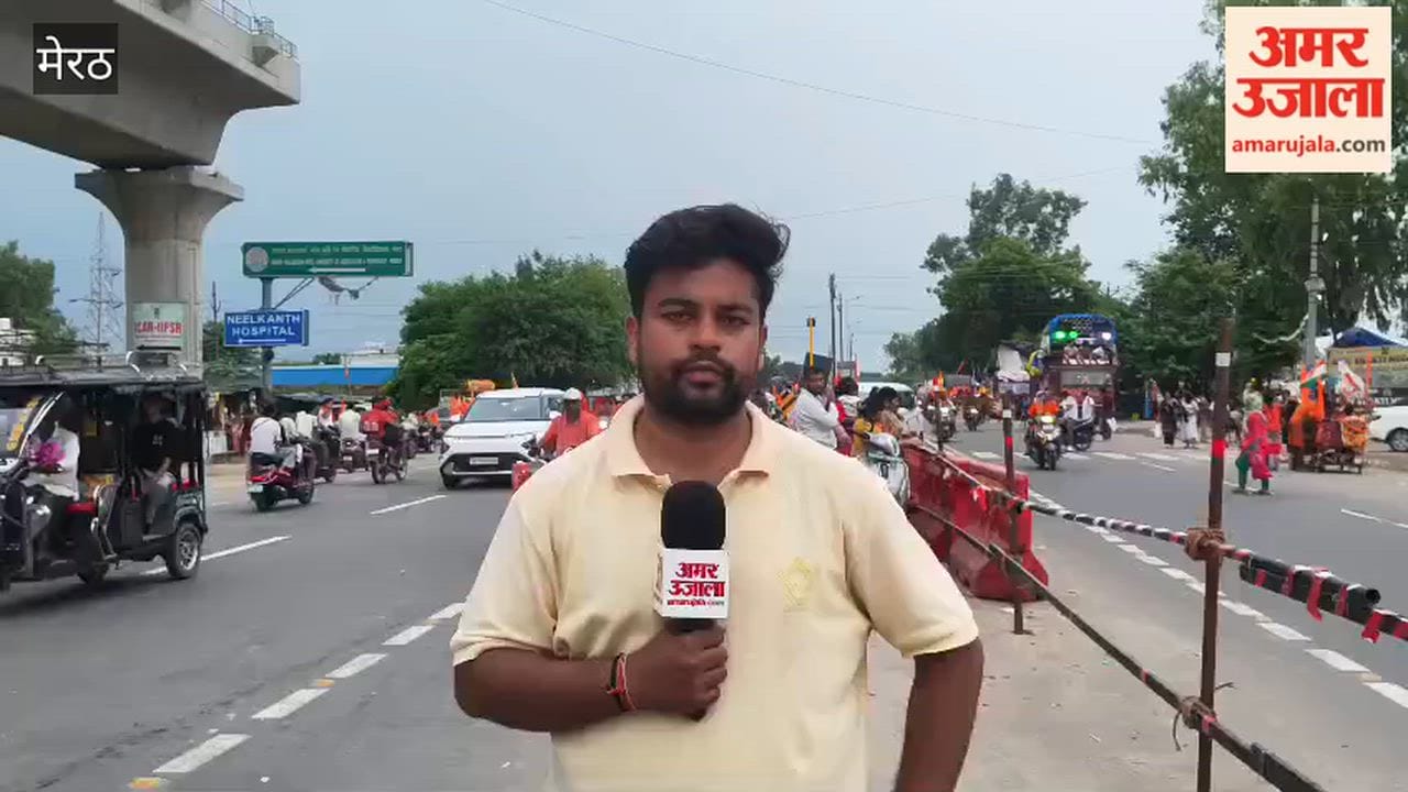 Meerut: 'Dak Kanwar' dominates the highway; devotees of Shiva head towards temples, making way for one another.
