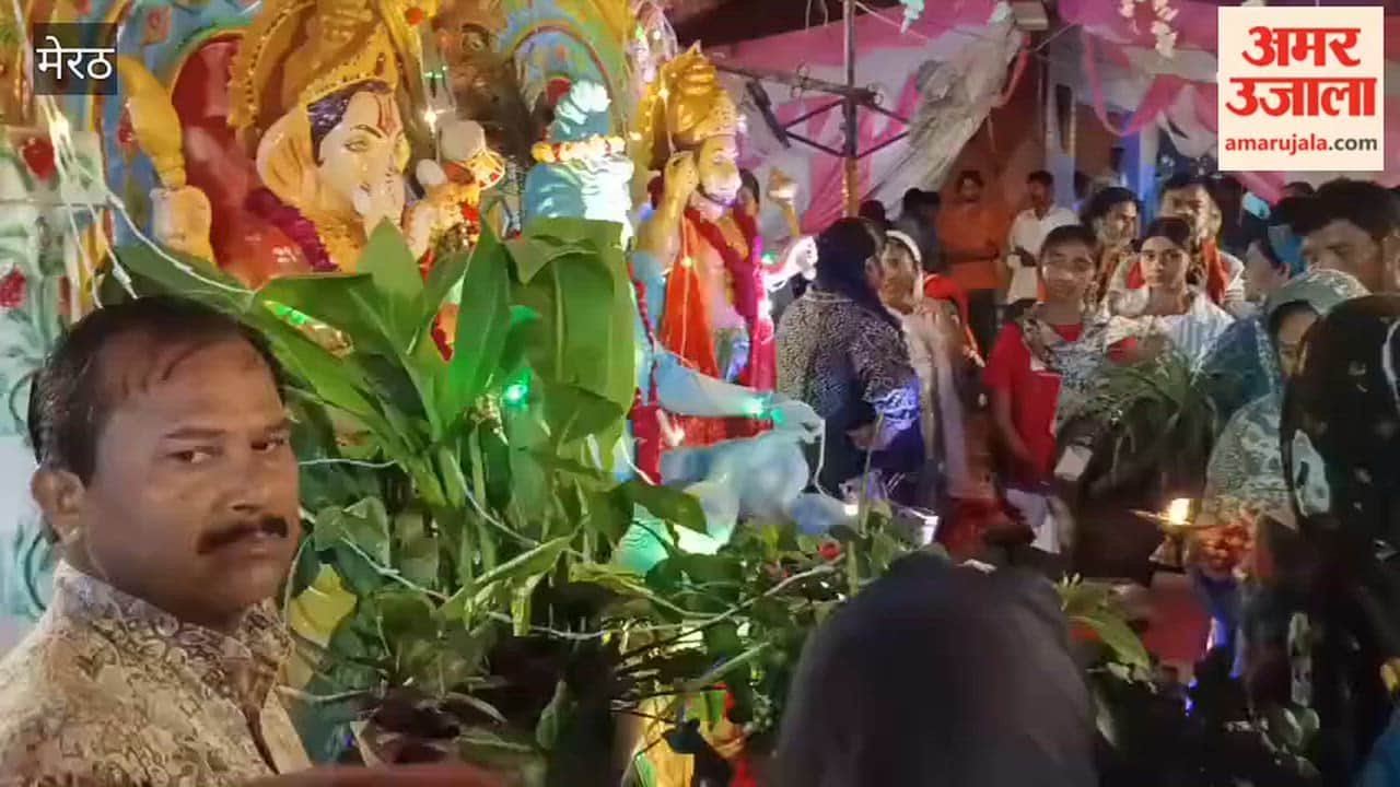Meerut: Devotees of Lord Shiva are flocking to Shiva temples with deep faith.