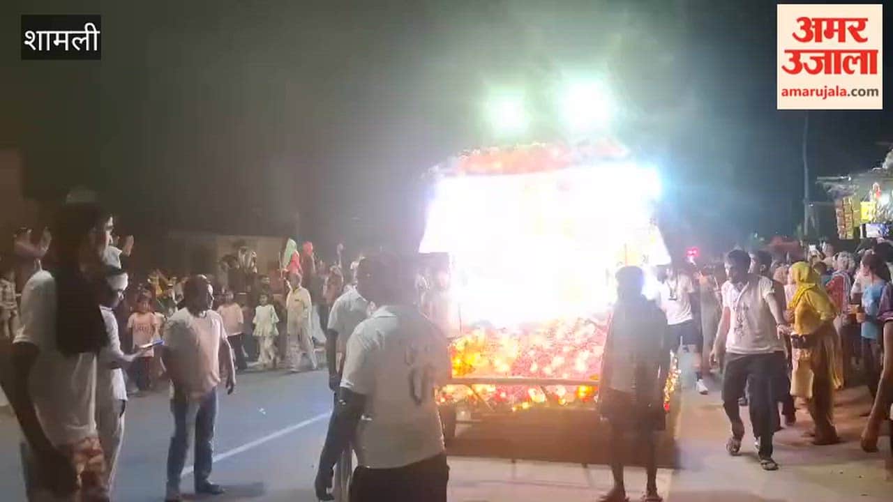 Shamli: Devotees of Bhole set out with illuminated Kanwars; folk songs created a lively atmosphere.