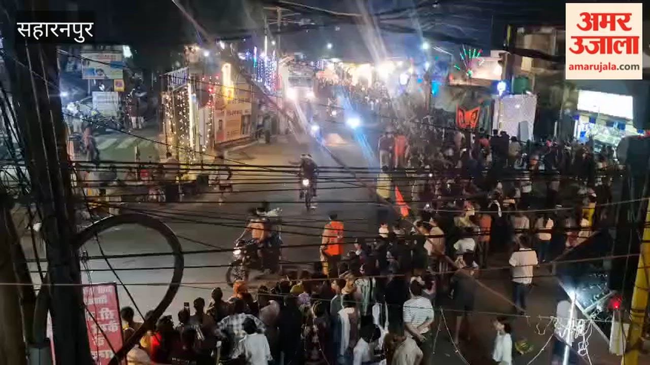 Saharanpur: Crowds thronged to see the 'Dak Kanwar' and tableaux; the gathering continued late into the night.