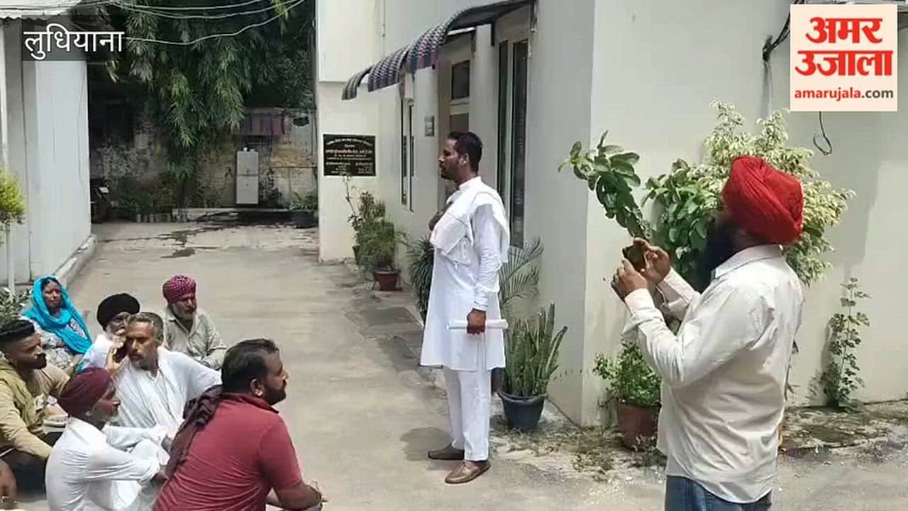 Sit-in at the SSP office gate in Jagraon: Residents of Akhara village accuse the police of inaction and of pressuring them to reach a compromise.