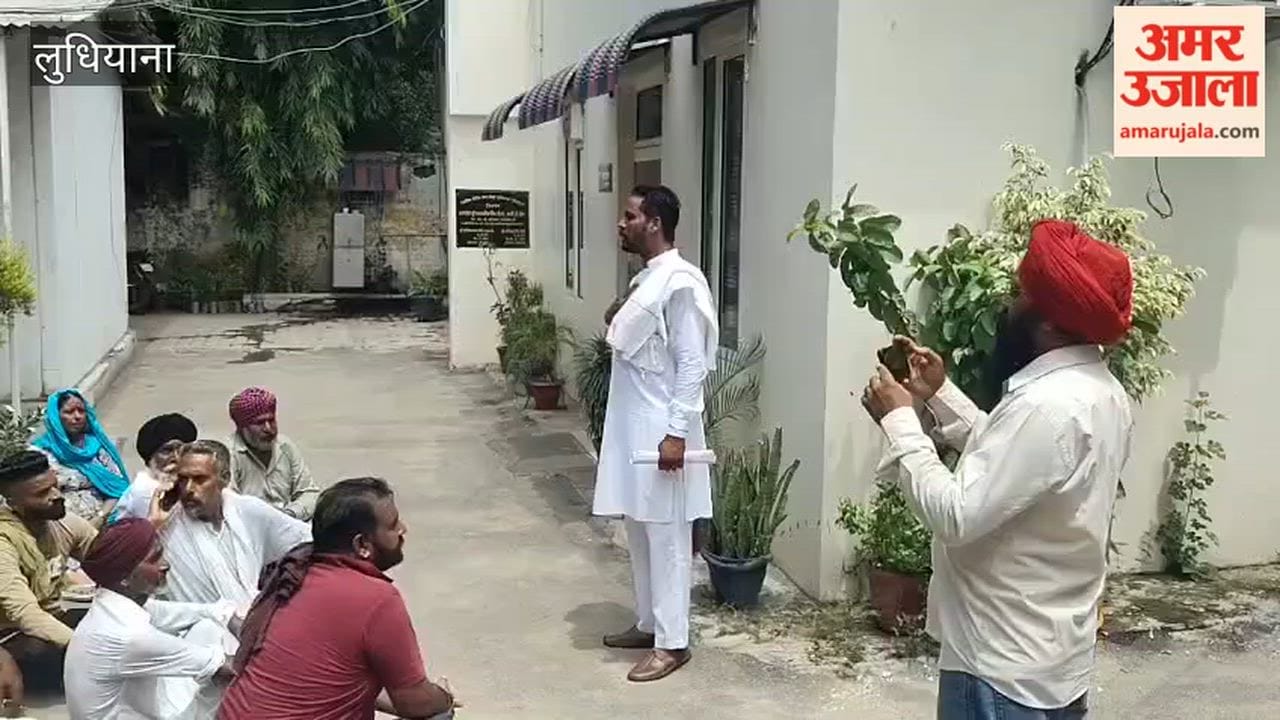 Sit-in at the SSP office gate in Jagraon: Residents of Akhara village accuse the police of inaction and of pressuring them to reach a compromise.