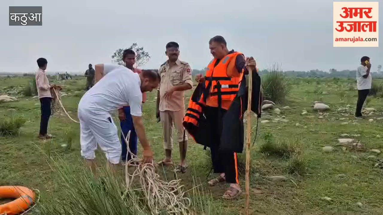 : Water level of Ujh River rises suddenly; police safely rescue seven people stranded on an island.