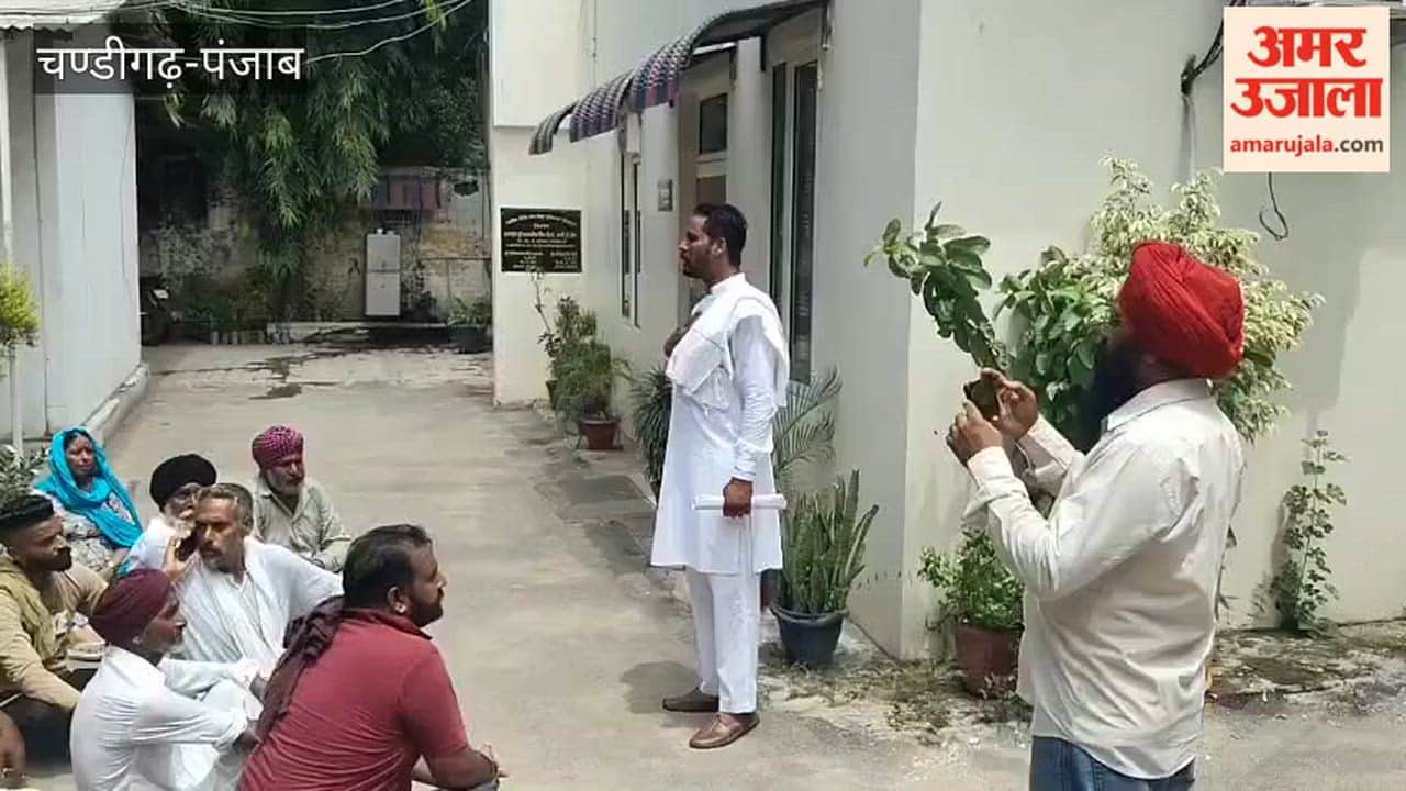 Sit-in at the SSP office gate: Residents of Akhada village accuse the police of inaction and of pressuring them to reach a compromise