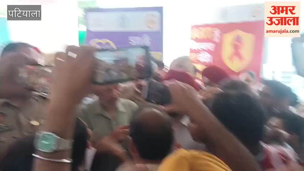 Students surrounded the Health Minister and raised slogans at Punjabi University, Patiala