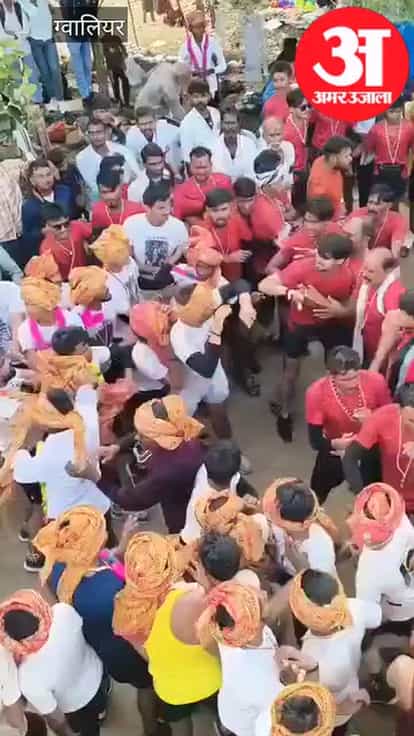 'Dak Kanwariyas' clashed over the order of offering Kanwar; video of the scuffle inside the temple premises