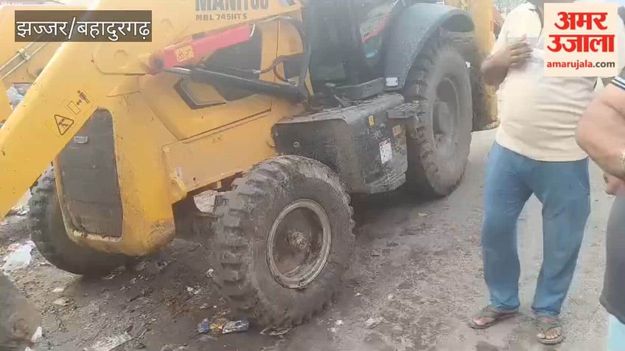 The Jhajjar Municipal Council administration attempted to remove garbage from Ambedkar Chowk, but sanitation workers halted the effort by raising slogans.