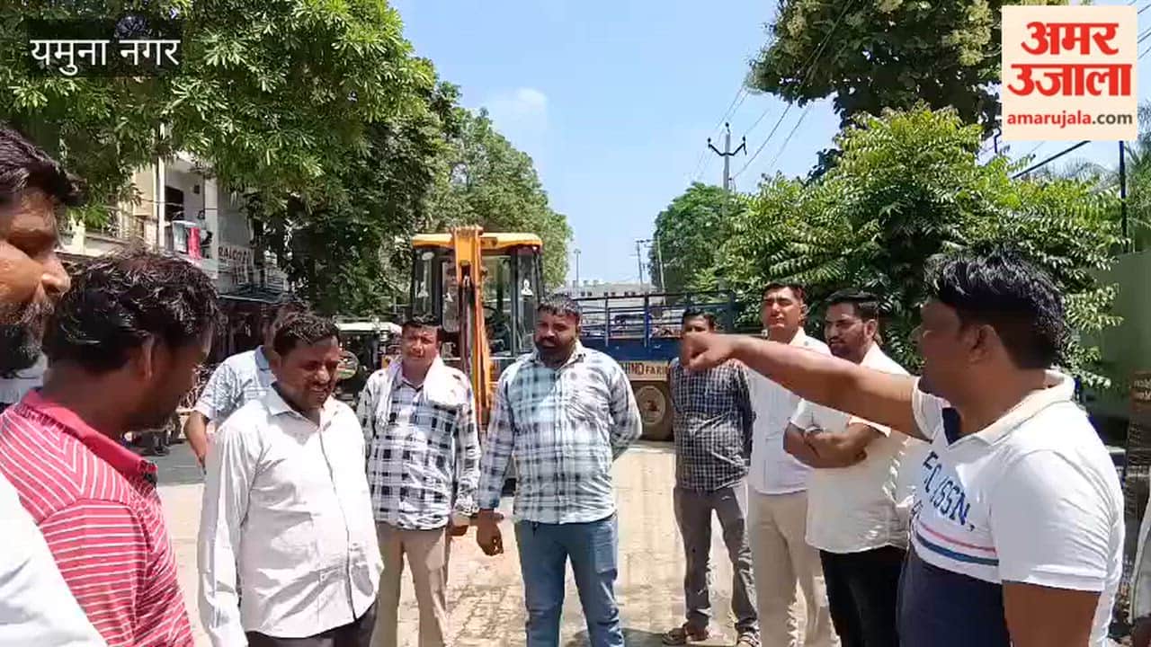 Sanitation workers protest vociferously for the seventh day; strike to continue until the 15th.