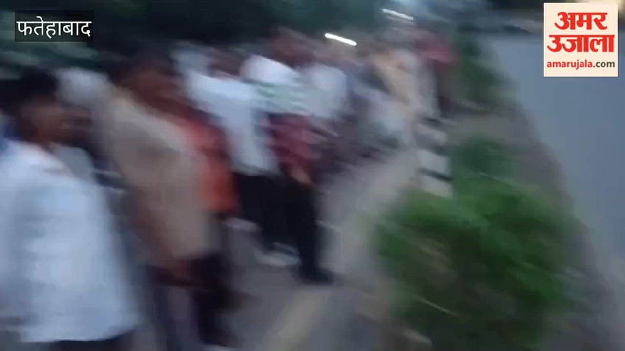 Officials arriving to collect garbage on Fatehabad's Bhuna Road at 3 AM were stopped by employees.