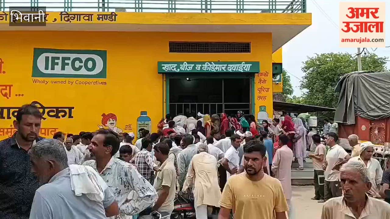 Farmers gather at the IFFCO e-Bazar Kisan Kendra in Dhigawa Mandi, Bhiwani, for fertilizer.