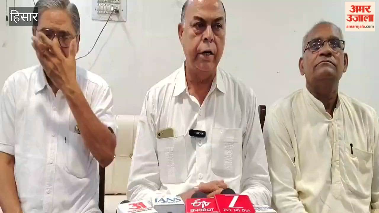 Congress leader Suman Sharma surrounded the government over the negligence of the Public Health Department in Hansi.