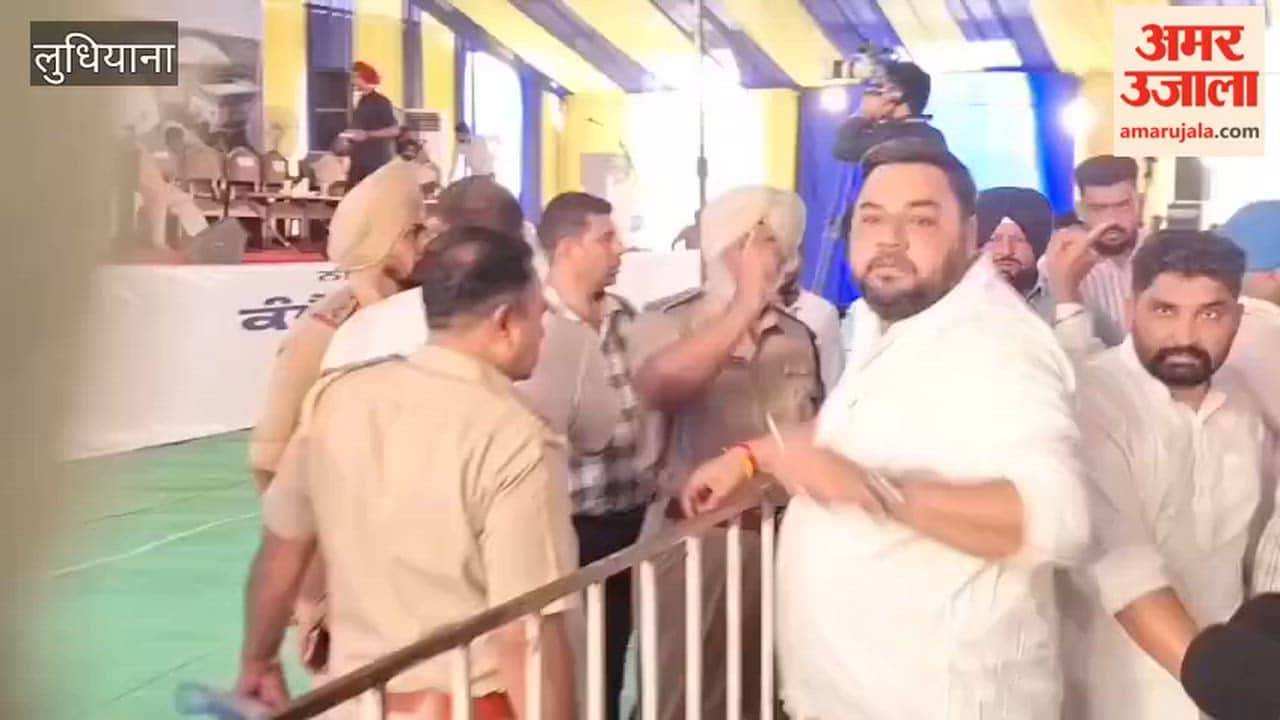 AAP workers arrived at the inauguration ceremony of the biogas plant in Ludhiana.