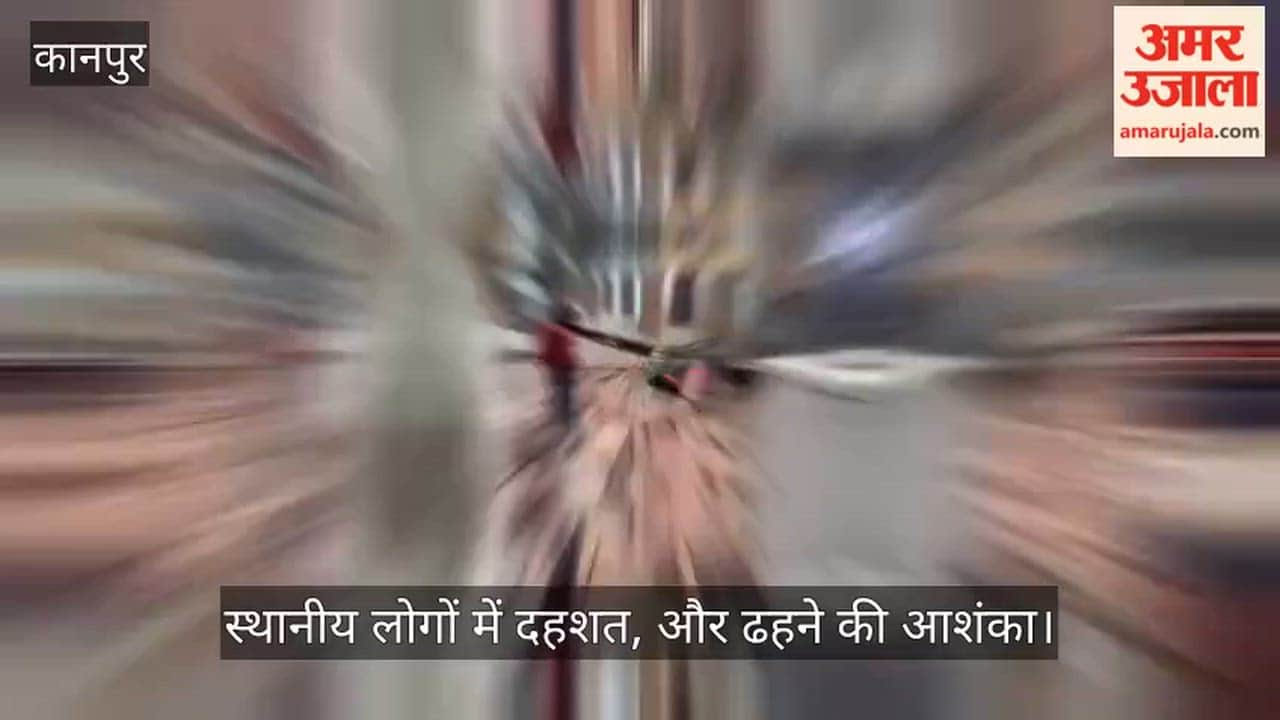accident averted in Kanpur Bengali Mohal two parked vehicles crushed by collapsing dilapidated balcony