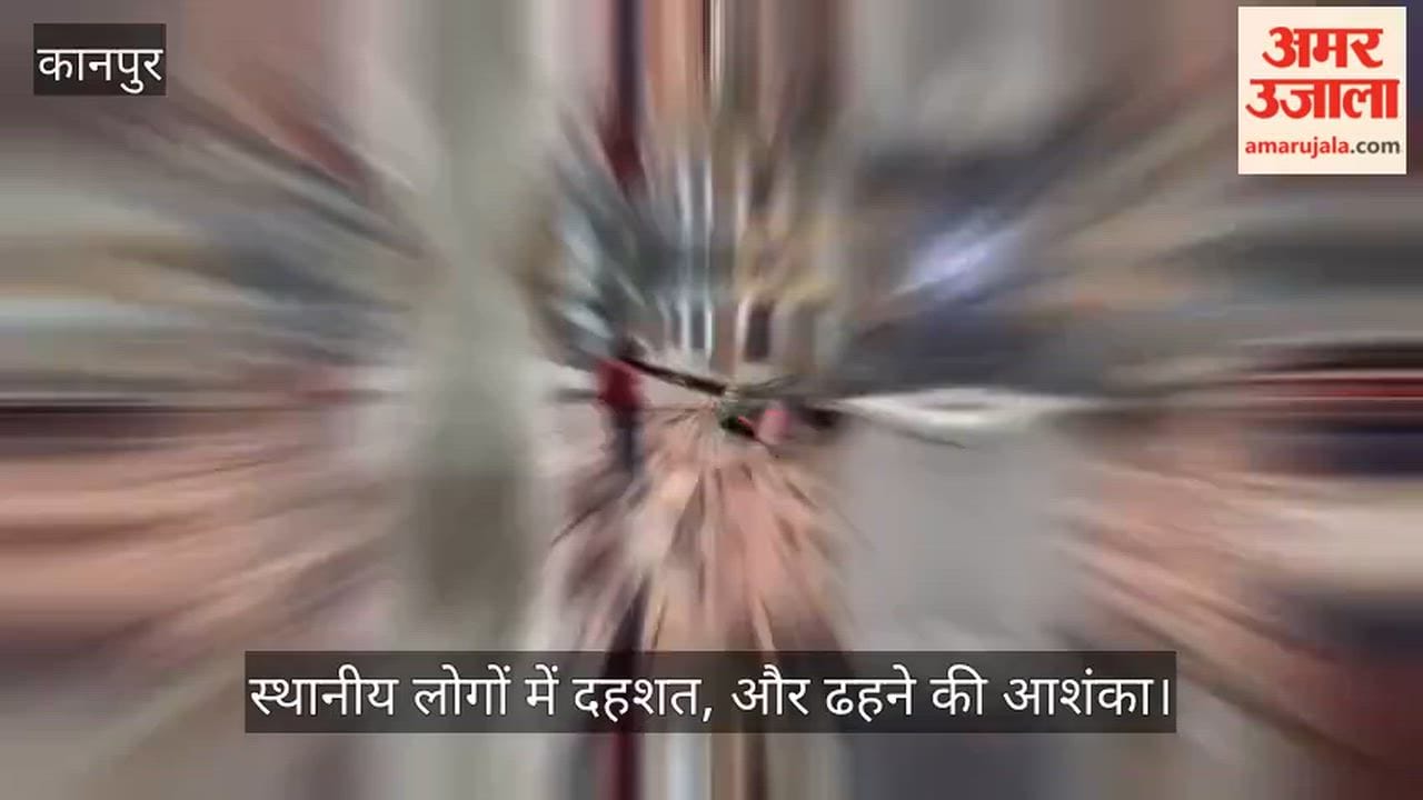 accident averted in Kanpur Bengali Mohal two parked vehicles crushed by collapsing dilapidated balcony