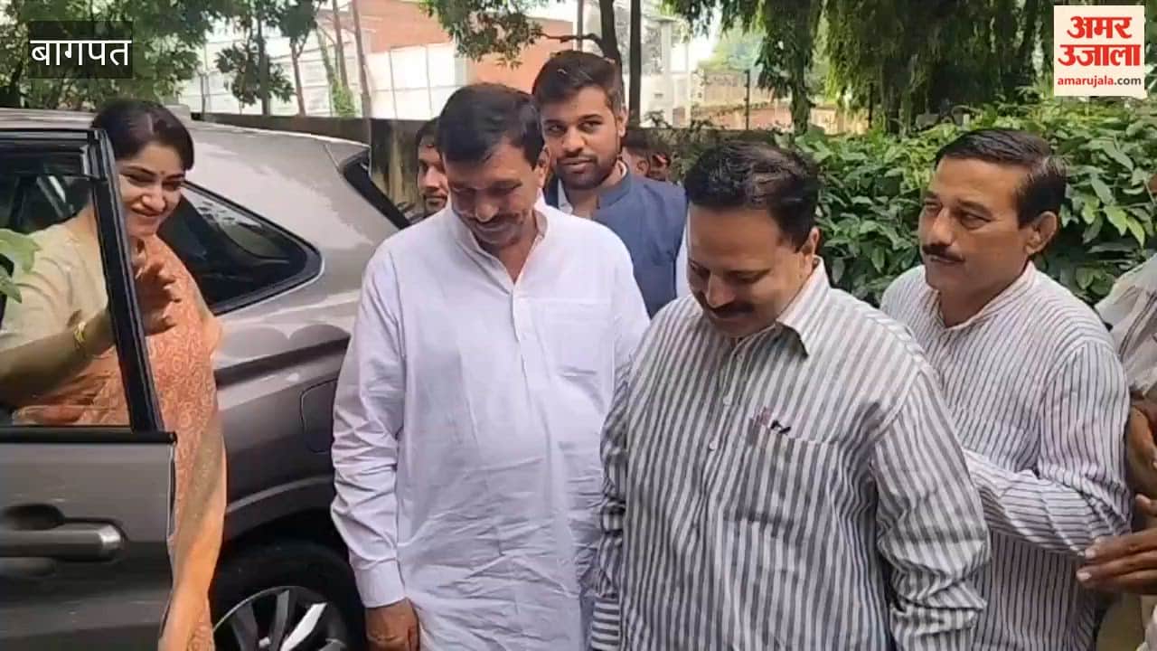 Baghpat: Charu Chaudhary Visits Charan Singh Library, Interacts With Students