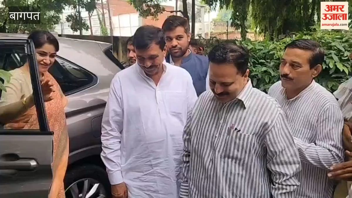 Baghpat: चारू चौधरी ने चरण सिंह पुस्तकालय का किया निरीक्षण, छात्राओं से किया संवाद