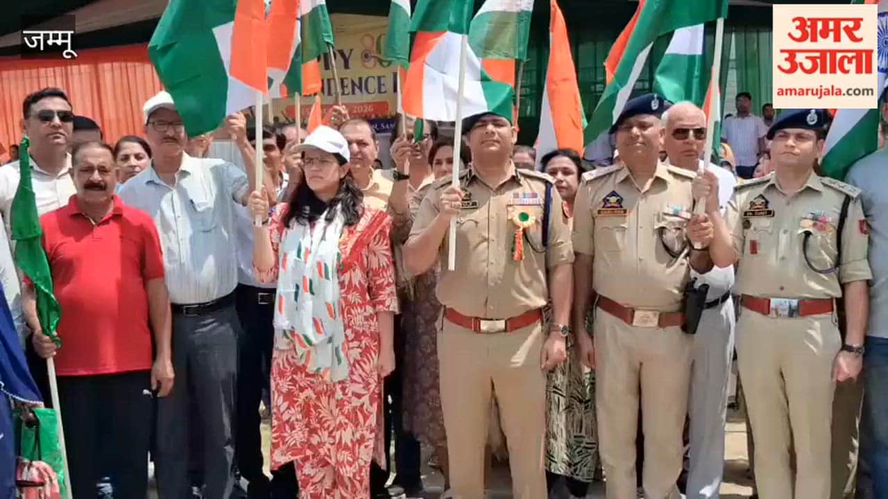Samba DC Ayushi Sudan flagged off the Tiranga Rally.