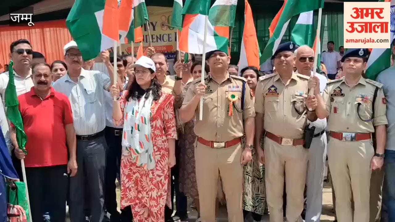 Samba DC Ayushi Sudan flagged off the Tiranga Rally.