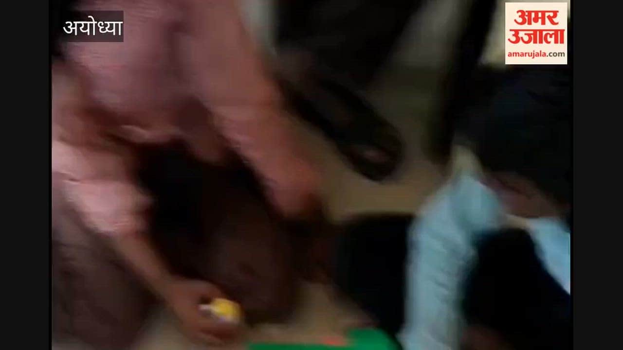 अयोध्या में तारुन के कंपोजिट विद्यालय में बच्चों ने कागज से बनाए सुंदर तिरंगा बैज