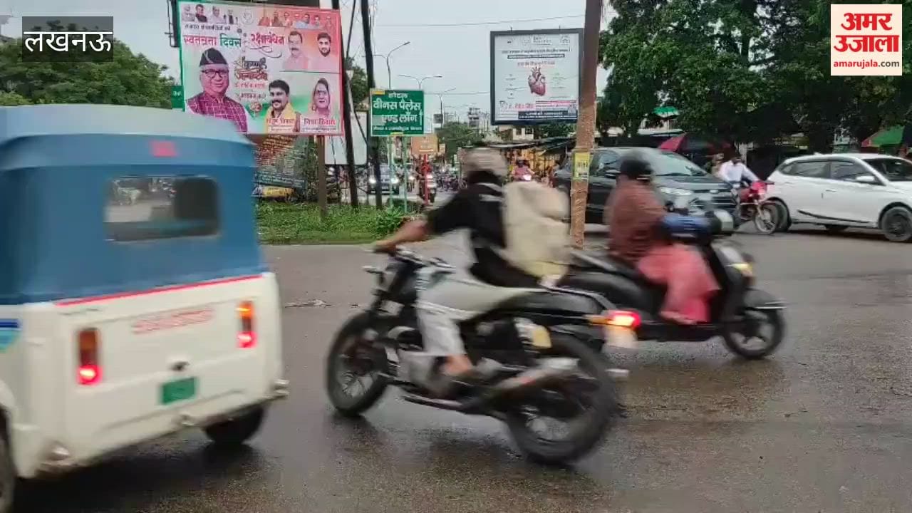 लखनऊ में सड़क से नीचे धंसा सीवर चैंबर बन रहा हादसों का कारण