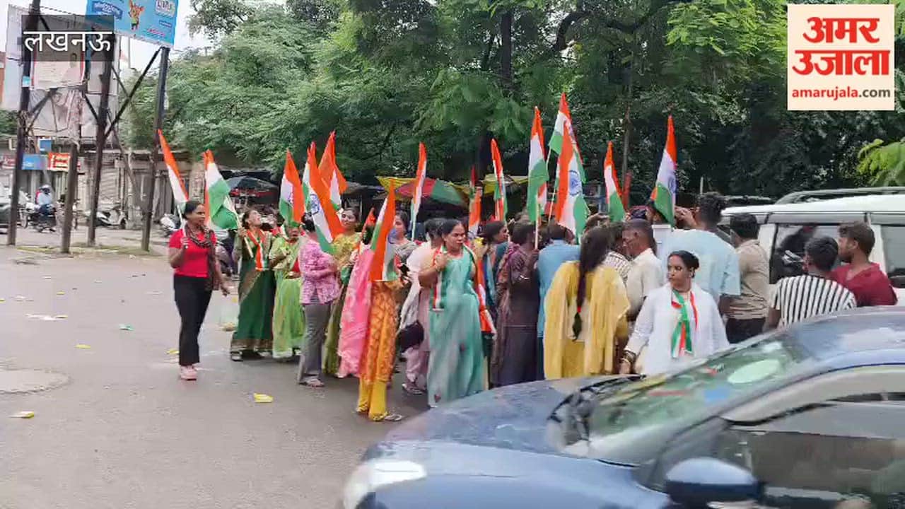 लखनऊ में तिरंगा यात्रा के बाद मामा चौराहे पर सड़क पर फैली गंदगी
