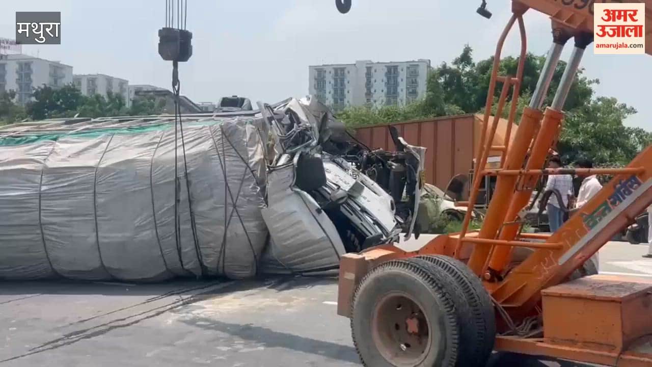 Truck overturns in front of police station in mathura