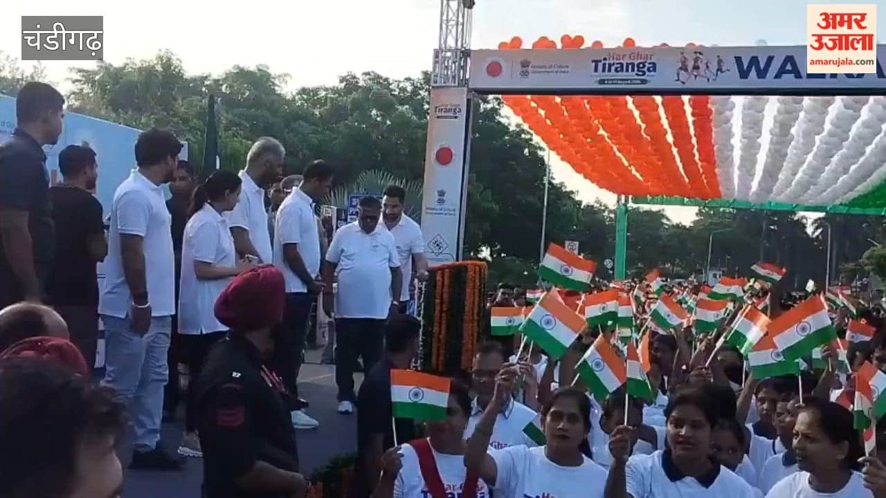 'Har Ghar Tiranga' walkathon held at Sukhna Lake; Gulab Chand Kataria held the string of the Tricolour alongside schoolchildren.