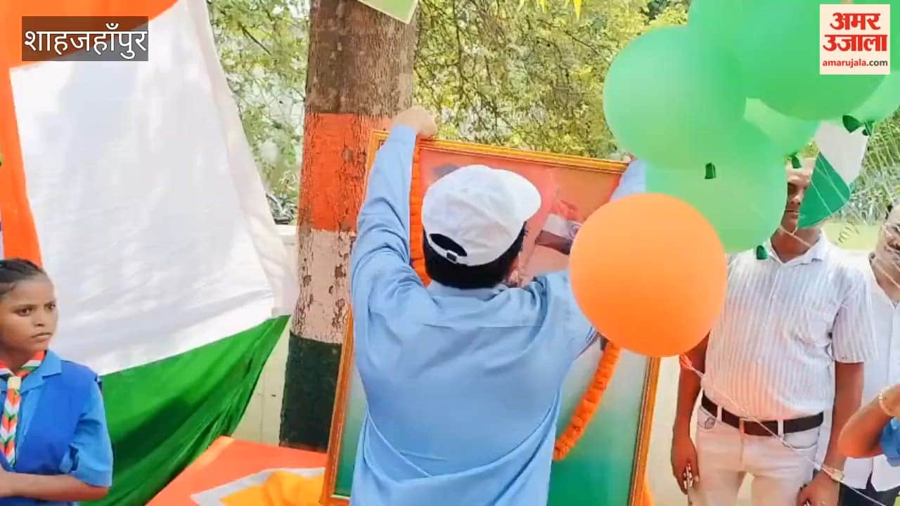 School children in Shahjahanpur took out a Tiranga Yatra