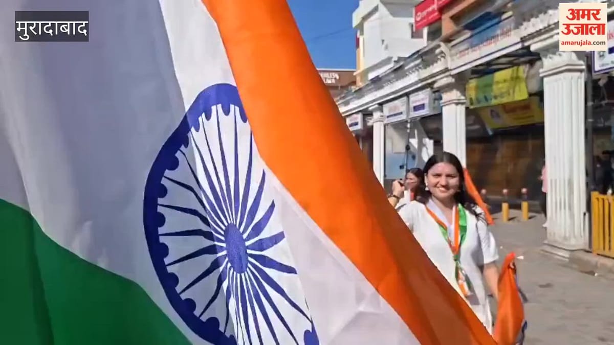 मेयर और डीएम ने तिरंगा फहराकर रवाना की मां तुझे प्रणाम यात्रा